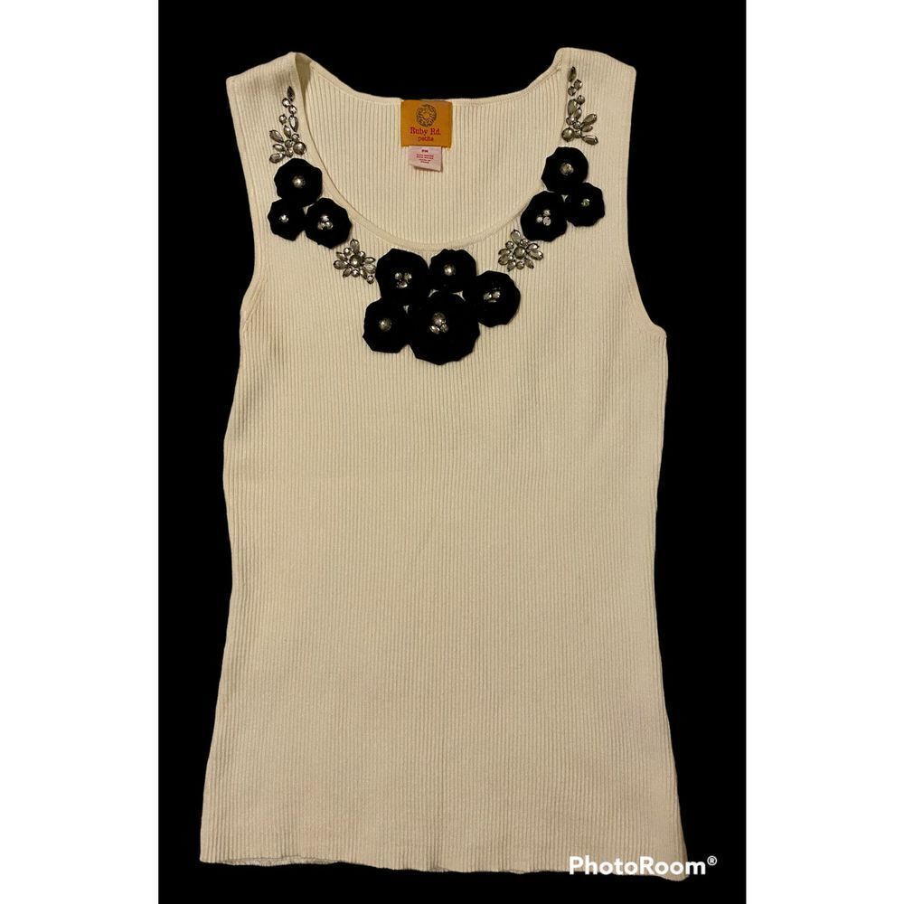 Woman’s Ruby Rd. Petite SZ PM Ribbed White Top & Bling Black Flowers